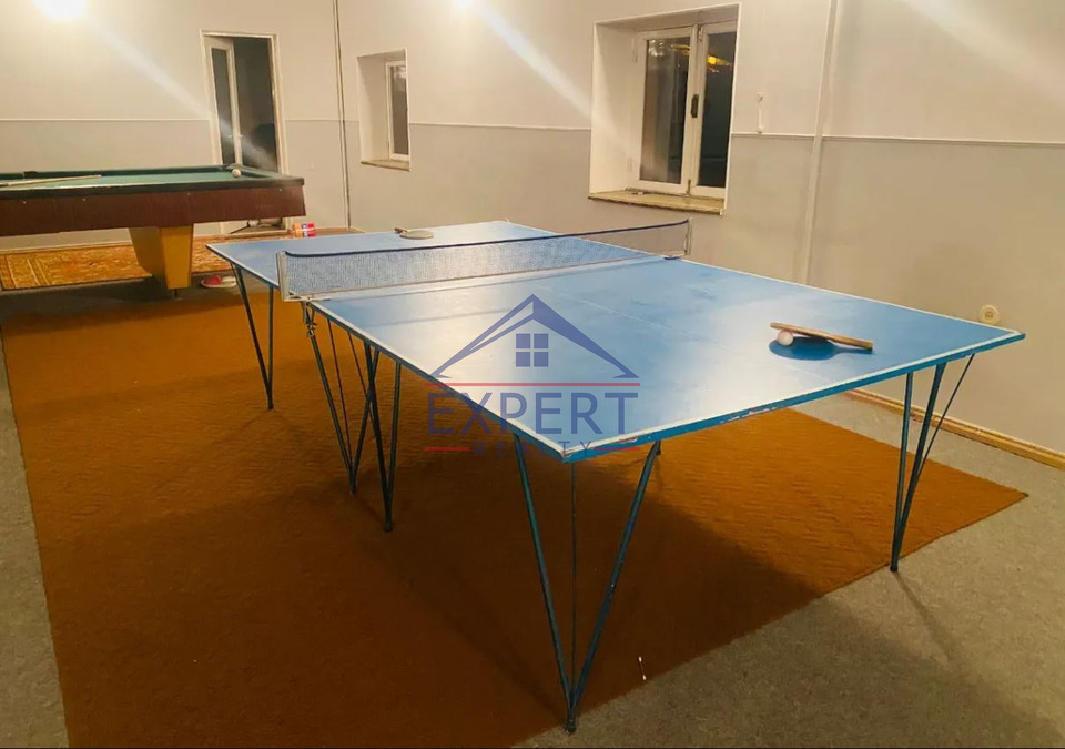 Կենտրոն, Գրիգոր Հարությունյան, 450քմ․, 7սենյակ, 3 հարկ