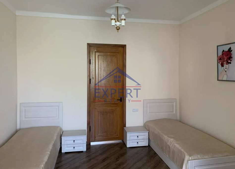 ԿԵՆՏՐՈՆ, ՉԱՐԵՆՑԻ ՓՈՂՈՑ, 3 ՍԵՆՅԱԿ