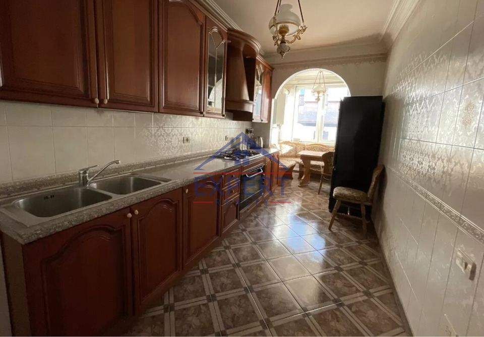 ԿԵՆՏՐՈՆ, ՊՈՒՇԿԻՆԻ ՓՈՂՈՑ, 3 ՍԵՆՅԱԿ