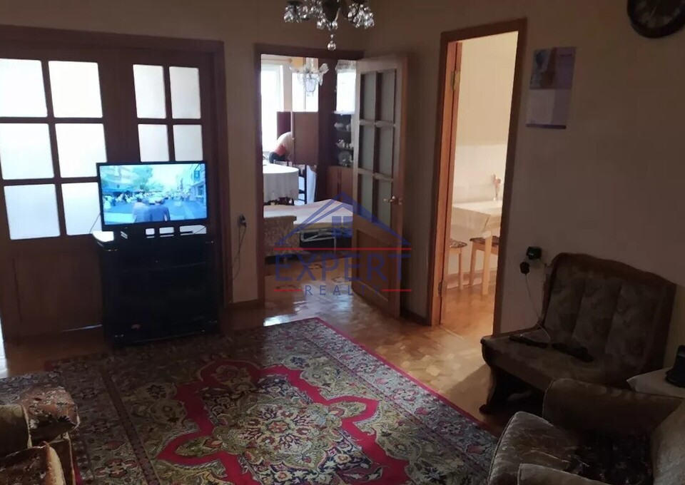 ԿԵՆՏՐՈՆ, ԵՐՎԱՆԴ ՔՈՉԱՐԻ ՓՈՂՈՑ, 3 ՍԵՆՅԱԿ