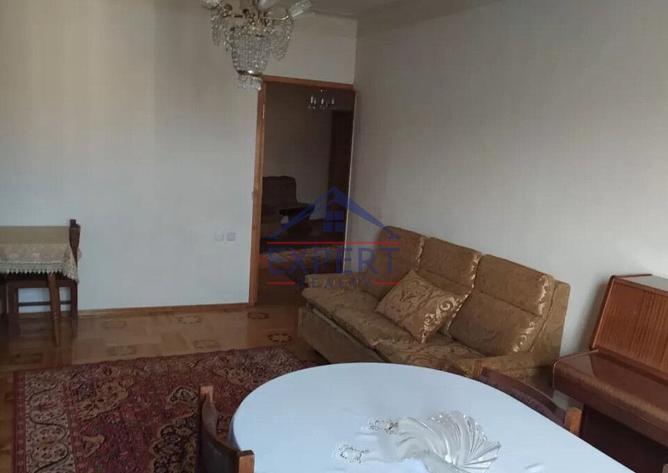 ԿԵՆՏՐՈՆ, ԵՐՎԱՆԴ ՔՈՉԱՐԻ ՓՈՂՈՑ, 3 ՍԵՆՅԱԿ