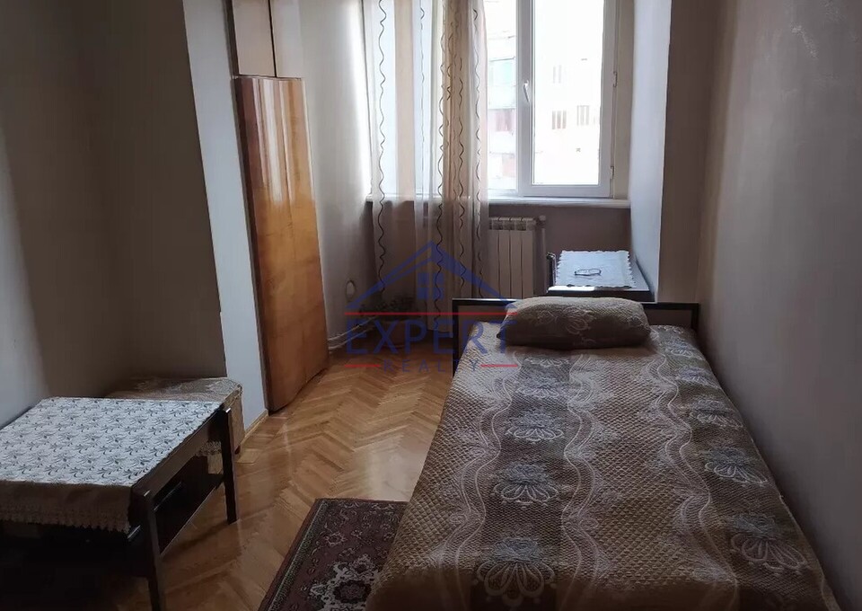 ԿԵՆՏՐՈՆ, ԵՐՎԱՆԴ ՔՈՉԱՐԻ ՓՈՂՈՑ, 3 ՍԵՆՅԱԿ