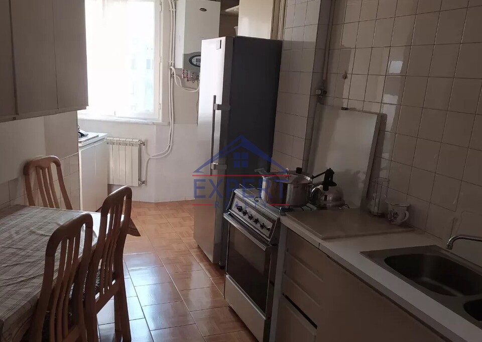 ԿԵՆՏՐՈՆ, ԵՐՎԱՆԴ ՔՈՉԱՐԻ ՓՈՂՈՑ, 3 ՍԵՆՅԱԿ