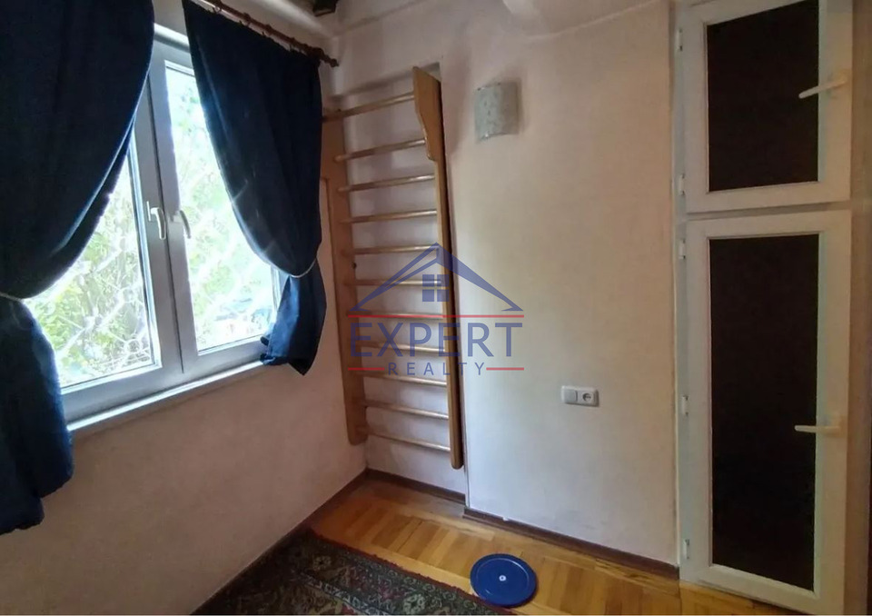 ԱՐԱԲԿԻՐ, ՎԻԿՏՈՐ ՀԱՄԲԱՐՁՈՒՄՅԱՆ ՓՈՂՈՑ, 3 ՍԵՆՅԱԿ