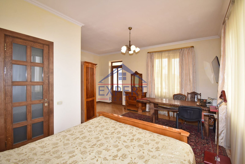 ԱՐԱԲԿԻՐ, ՍՈՍԵ ՓՈՂՈՑ, 8 ՍԵՆՅԱԿ