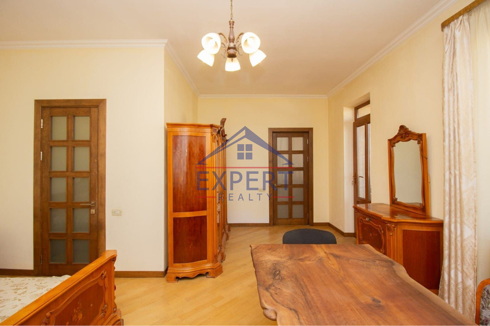 ԱՐԱԲԿԻՐ, ՍՈՍԵ ՓՈՂՈՑ, 8 ՍԵՆՅԱԿ