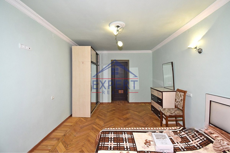 ԿԵՆՏՐՈՆ, ՆԱՐ-ԴՈՍԻ ՓՈՂՈՑ, 3 ՍԵՆՅԱԿ