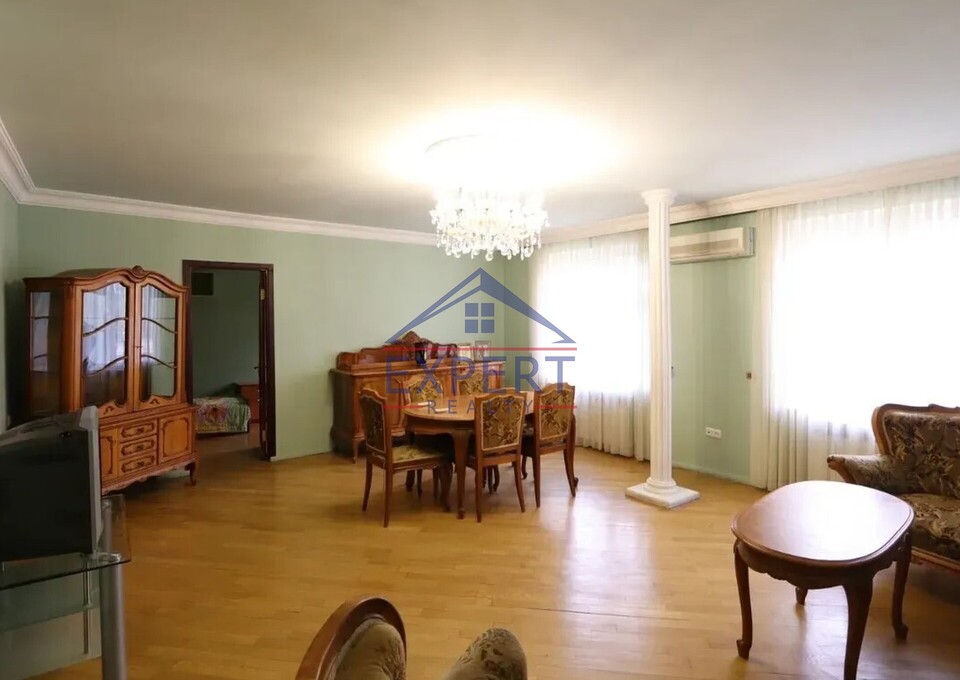 Կենտրոն/Մաշտոցի  փողոց,3 սենյականոց,94  քմ․