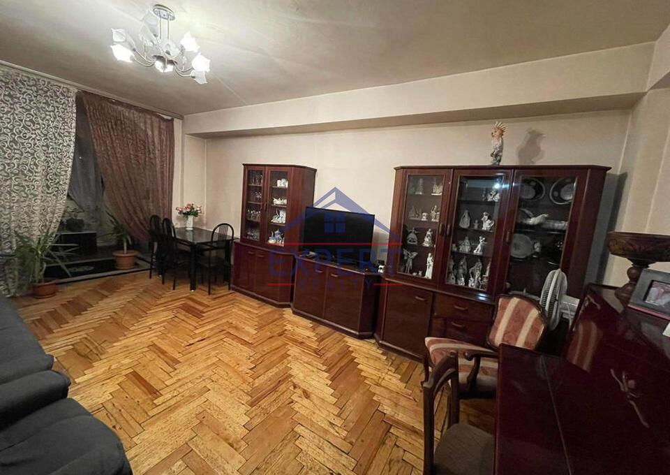 Կենտրոն/Խորենացի փողոց,3 սենյականոց,82 քմ․