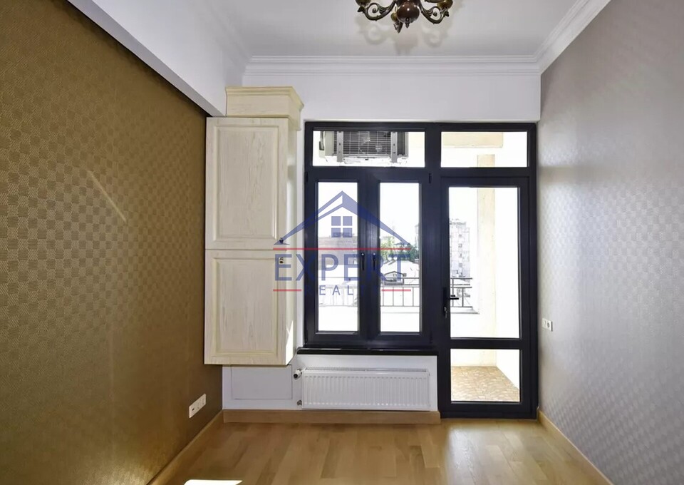 ԿԵՆՏՐՈՆ, ՆԱԼԲԱՆԴՅԱՆ ՓՈՂՈՑ, 3 ՍԵՆՅԱԿ