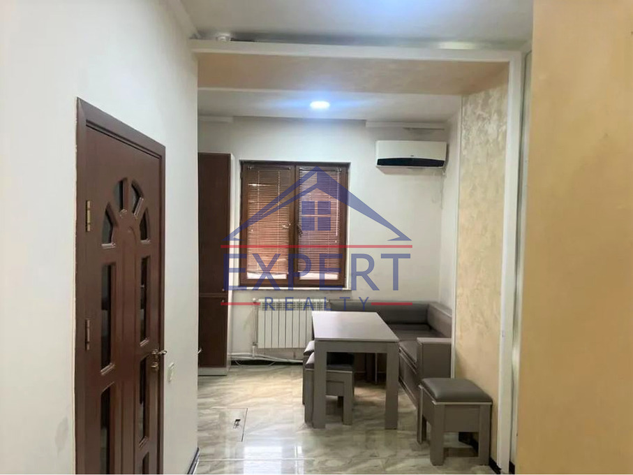 ԱՋԱՓՆՅԱԿ, ԳՐԻԳՈՐ ՀԱՍՐԱԹՅԱՆ ՓՈՂՈՑ, 3 ՍԵՆՅԱԿ
