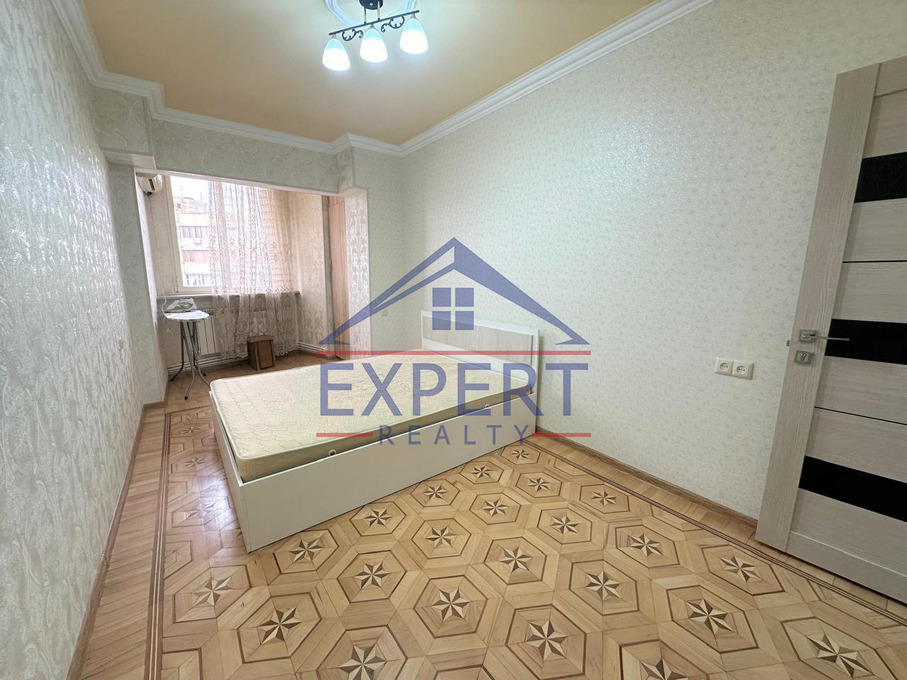 ԿԵՆՏՐՈՆ, ԵՐՎԱՆԴ ՔՈՉԱՐԻ ՓՈՂՈՑ, 3 ՍԵՆՅԱԿ