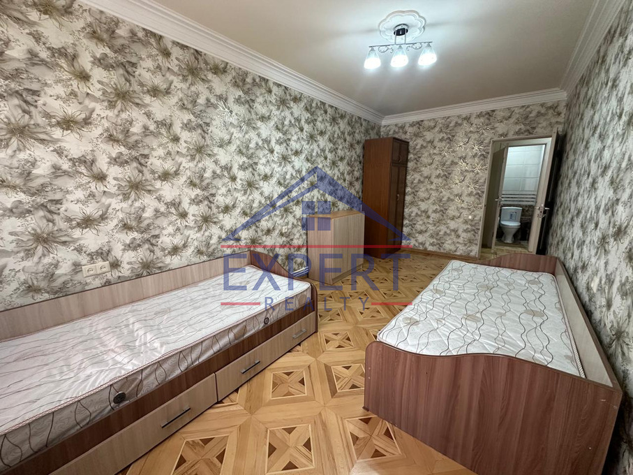 ԿԵՆՏՐՈՆ, ԵՐՎԱՆԴ ՔՈՉԱՐԻ ՓՈՂՈՑ, 3 ՍԵՆՅԱԿ