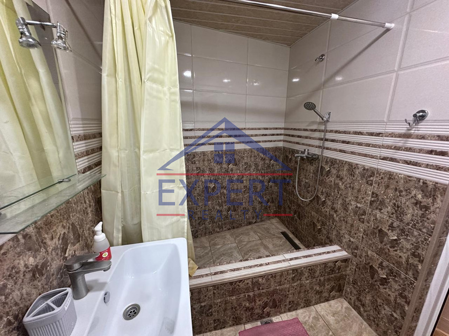 ԿԵՆՏՐՈՆ, ԵՐՎԱՆԴ ՔՈՉԱՐԻ ՓՈՂՈՑ, 3 ՍԵՆՅԱԿ