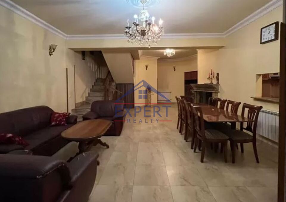 Երեք հարկանի քարե տուն Այգեձորի փողոցում Արաբկիրում