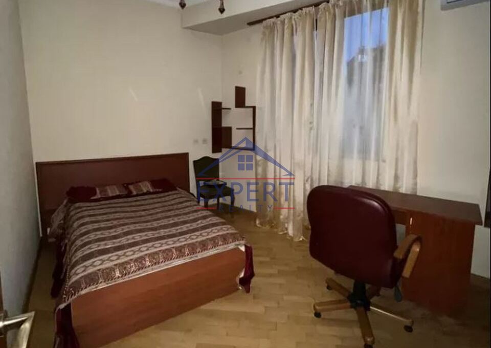 Երեք հարկանի քարե տուն Այգեձորի փողոցում Արաբկիրում