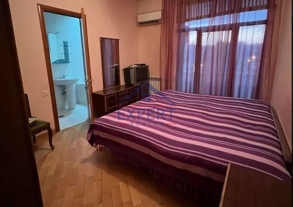 Երեք հարկանի քարե տուն Այգեձորի փողոցում Արաբկիրում