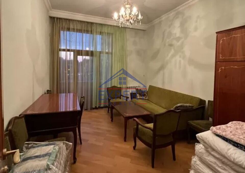 Երեք հարկանի քարե տուն Այգեձորի փողոցում Արաբկիրում