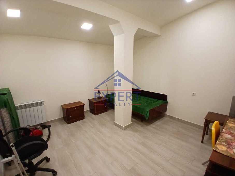 ԿԵՆՏՐՈՆ, ԵՐՎԱՆԴ ՔՈՉԱՐ, 3 ՍԵՆՅԱԿ