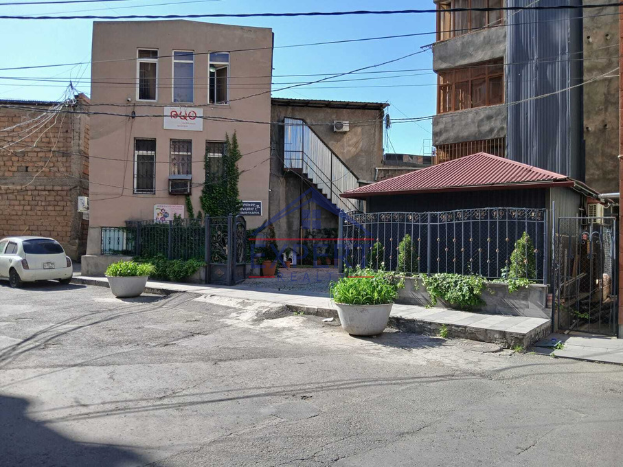 ԿԵՆՏՐՈՆ, ԵՐՎԱՆԴ ՔՈՉԱՐ, 3 ՍԵՆՅԱԿ