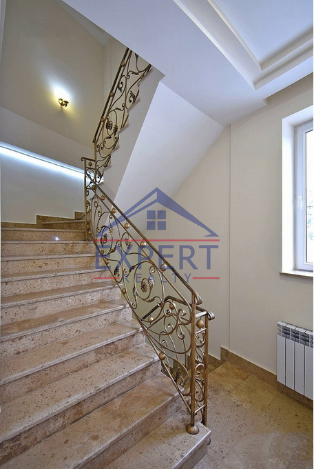 ԿԵՆՏՐՈՆ, ՉԱՐԵՆՑԻ ՓՈՂՈՑ, 6 ՍԵՆՅԱԿ