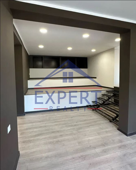 ԿԵՆՏՐՈՆ, ԱԴԱՄՅԱՆ ՓՈՂՈՑ, 160ՔՄ․