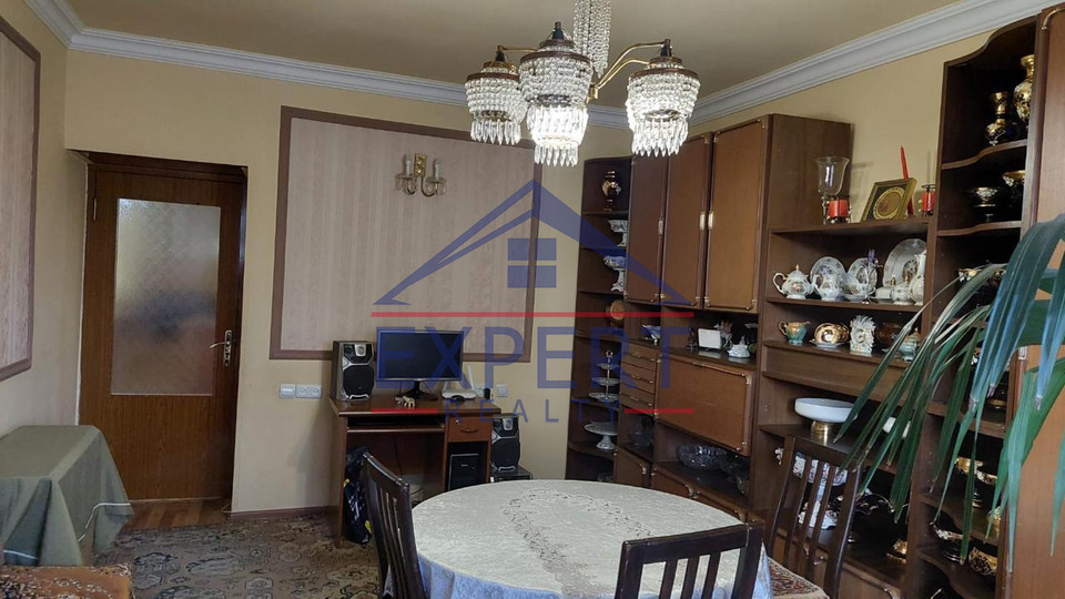 ԿԵՆՏՐՈՆ, ԵՐՎԱՆԴ ՔՈՉԱՐ, 3 ՍԵՆՅԱԿ