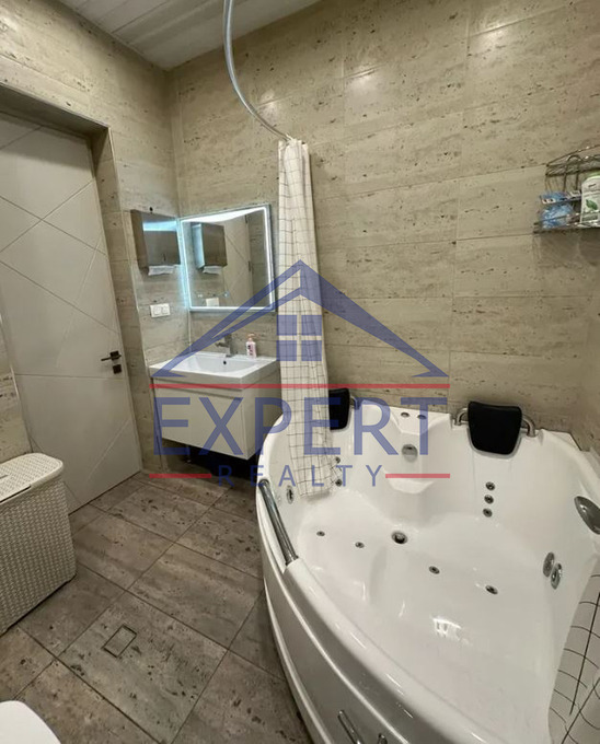 ԿԵՆՏՐՈՆ, ՄԱՐՇԱԼ ԲԱՂՐԱՄՅԱՆ ՊՈՂՈՏԱ, 2 ՍԵՆՅԱԿ