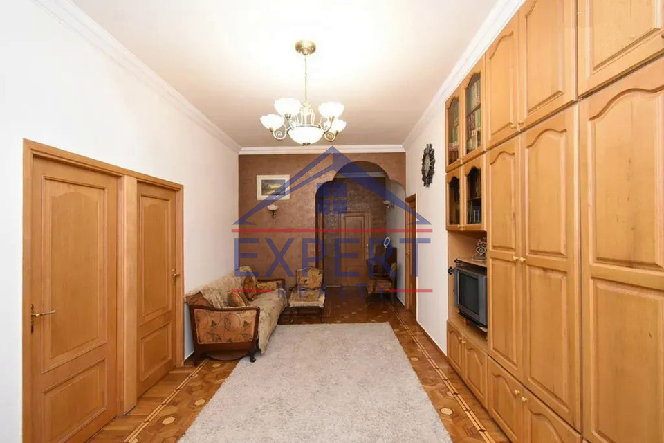 ԿԵՆՏՐՈՆ, ՉԱՐԵՆՑԻ ՓՈՂՈՑ, 4 ՍԵՆՅԱԿ