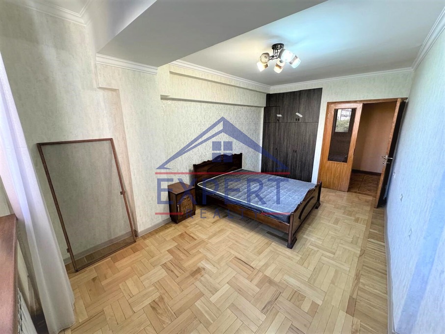 ԿԵՆՏՐՈՆ, ԵՐՎԱՆԴ ՔՈՉԱՐ ՓՈՂՈՑ, 4 ՍԵՆՅԱԿ