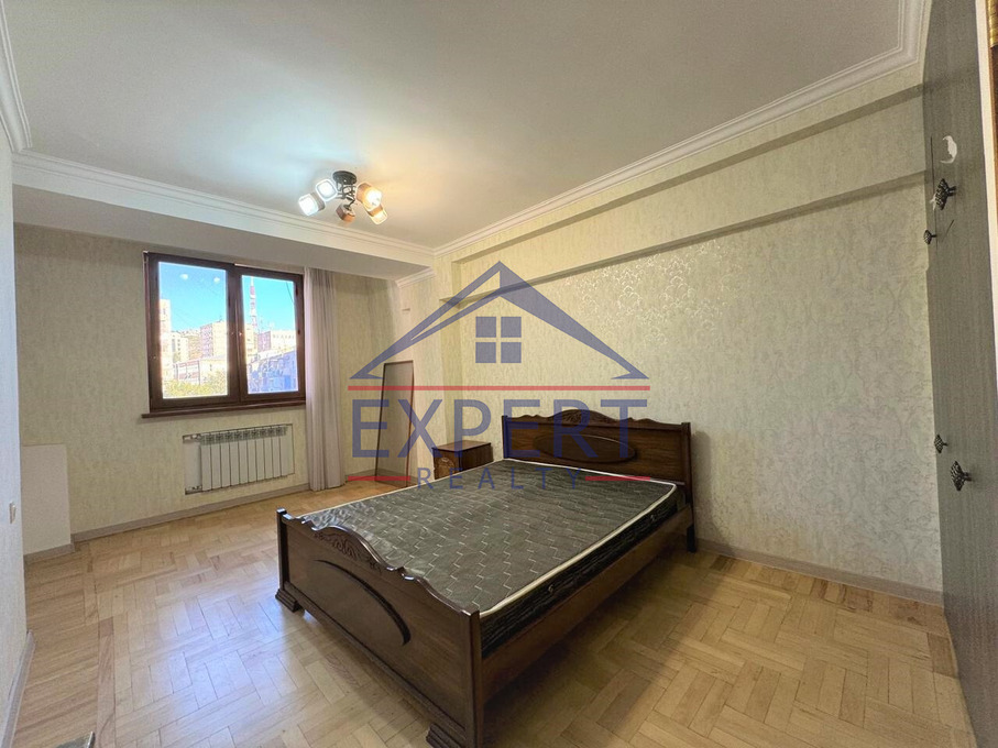 ԿԵՆՏՐՈՆ, ԵՐՎԱՆԴ ՔՈՉԱՐ ՓՈՂՈՑ, 4 ՍԵՆՅԱԿ