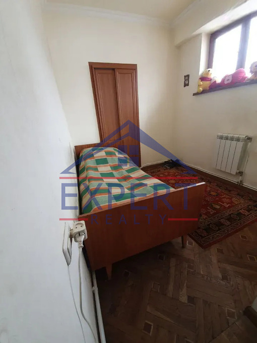 ԱՐԱԲԿԻՐ, ԿՈՄԻՏԱՍԻ ՊՈՂՈՏԱ, 3 ՍԵՆՅԱԿ
