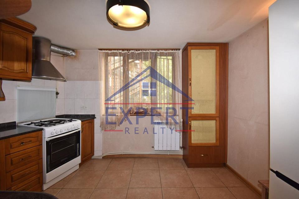 ԿԵՆՏՐՈՆ, ՆԱԼԲԱՆԴՅԱՆ ՓՈՂՈՑ, 4 ՍԵՆՅԱԿ