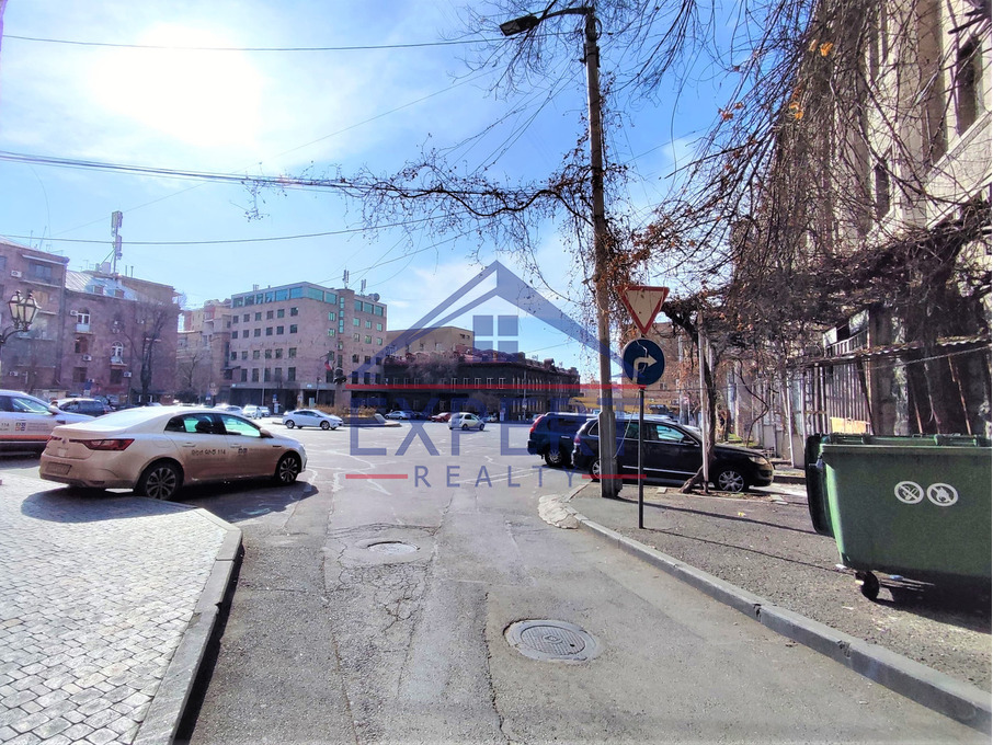 ԿԵՆՏՐՈՆ, ՆԱԼԲԱՆԴՅԱՆ Փ. ՆՐԲԱՆՑՔ, 3 ՍԵՆՅԱԿ