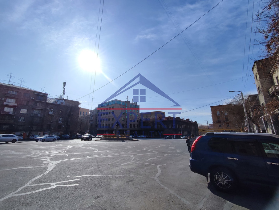 ԿԵՆՏՐՈՆ, ՆԱԼԲԱՆԴՅԱՆ ՓՈՂՈՑ, 3 ՍԵՆՅԱԿ
