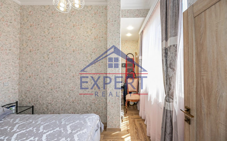 ԿԵՆՏՐՈՆ, ՊՈՒՇԿԻՆԻ ՓՈՂՈՑ, 4 ՍԵՆՅԱԿ